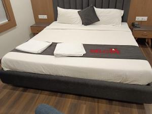 Postel nebo postele na pokoji v ubytování Hotel welcome somnath