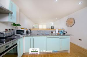 Kitchen o kitchenette sa Stunning 2 bed, 2 bath City Centre Duplex Penthouse By Hedgerow Properties Limited