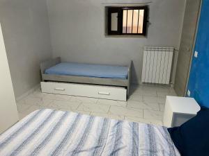- une petite chambre avec un lit et une fenêtre dans l'établissement A Casa Di Laura B&B Apartments, à Campagna