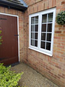 una puerta y una ventana en una casa de ladrillo en Impeccable 2-Bed House in Norwich en Norwich