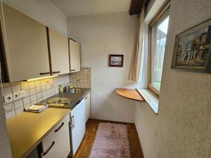 una pequeña cocina con fregadero y ventana en Apartment Aleks, en Bach