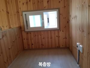 a room with a window in a wooden wall at Seoneulgimunhwa in Yeongju