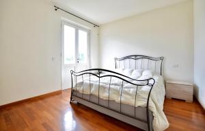 Una cama en una habitación blanca con ventana. en 3 Bedroom Awesome Home In Camaiore, en Camaiore