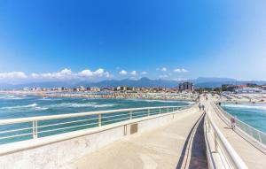 Una vista de una playa con gente y el océano. en 3 Bedroom Awesome Home In Camaiore, en Camaiore