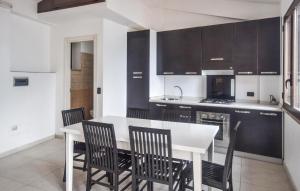 une cuisine avec une table blanche et des chaises noires dans l'établissement 4 Bedroom Amazing Home In Scilla, à Scilla