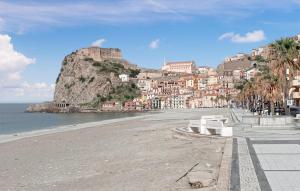 - une vue sur une plage avec des bâtiments et une montagne dans l'établissement 4 Bedroom Amazing Home In Scilla, à Scilla