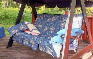 Sofá azul con almohadas en el porche en Beautiful Home In Leksand With Wifi, en Leksand