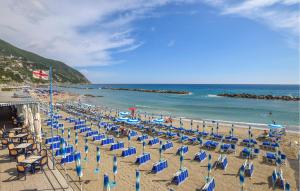 una spiaggia con sedie e ombrelloni e l'oceano di 2 Bedroom Awesome Apartment In Moneglia a Moneglia