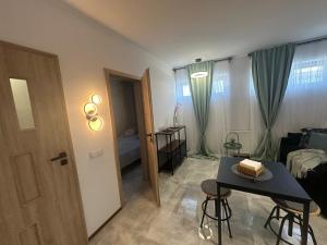 Habitación pequeña con mesa y dormitorio en VISTA Apartment en Mińsk Mazowiecki