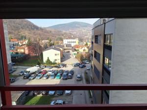 - une vue depuis la fenêtre d'un parking dans l'établissement Appartment, à Zenica