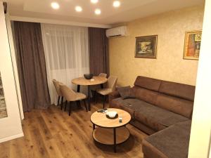 een woonkamer met een bank en 2 tafels bij Appartment in Zenica
