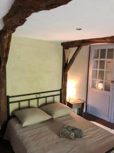 sypialnia z dużym łóżkiem z drewnianą ramą w obiekcie Maison superbe sur 2 étages avec piscine w mieście Celles