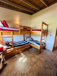 1 Schlafzimmer mit 3 Etagenbetten in einem Zimmer in der Unterkunft Casa en Villas Jubey con acceso al Hotel Emotion By Hodelpa in Juan Dolio