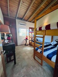 מיטה או מיטות קומותיים בחדר ב-Casa en Villas Jubey con acceso al Hotel Emotion By Hodelpa