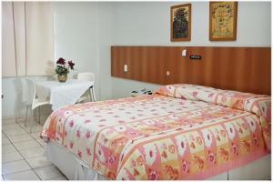 una camera con letto, tavolo e tavolo di Picos Hotel a Picos Altre 13 foto