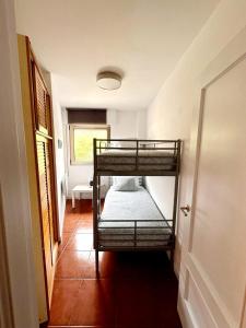 1 dormitorio con 2 literas en una habitación en Apartamento Playa Merón, en San Vicente de la Barquera