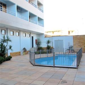 uma piscina em frente a um edifício em Picos Hotel em Picos