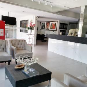 un soggiorno con tavolo e sedie di Picos Hotel a Picos