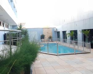 um pátio com uma piscina num edifício em Picos Hotel em Picos
