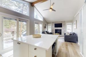 eine Küche mit einer weißen Insel und ein Wohnzimmer in der Unterkunft Romantic River Cabin #3475 in Estes Park