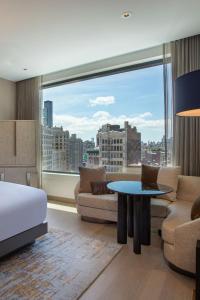 um quarto de hotel com uma cama e uma grande janela em The Ritz-Carlton New York, NoMad em Nova York