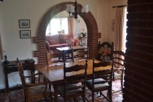 een kamer met een tafel en stoelen en een woonkamer bij The Lilacs in Ashbourne