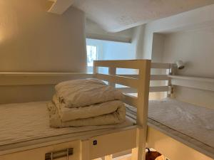 Двухъярусная кровать или двухъярусные кровати в номере Hostel Dalagatan