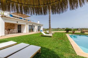 - une vue extérieure sur une villa avec une piscine dans l'établissement YourHouse Carrera Plana, à Maria de la Salut