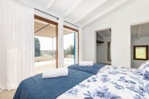 - une chambre avec 2 lits et une grande fenêtre dans l'établissement YourHouse Carrera Plana, à Maria de la Salut