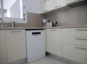 O bucătărie sau chicinetă la Beautiful villa five minutes from Coral Bay beach!