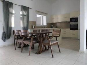 O bucătărie sau chicinetă la Beautiful villa five minutes from Coral Bay beach!