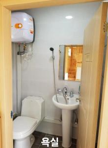 a small bathroom with a toilet and a sink at Seoneulgimunhwa in Yeongju
