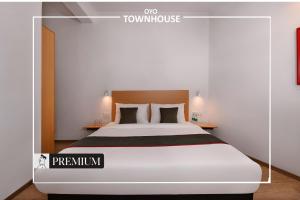 Postel nebo postele na pokoji v ubytování Townhouse Singapore Mall