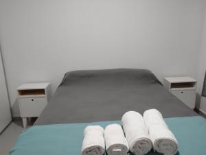 - un groupe de serviettes laminées assises sur un lit dans l'établissement DEPARTAMENTO - Excelente ubicación y Comodidad 3B, à San Nicolás de los Arroyos