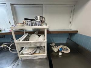 a shelf with plates and dishes in a kitchen at 高島市安曇川町琵琶湖徒歩3分エクシブ 高島 近くBbQ自転車無料貸出 in Takashima