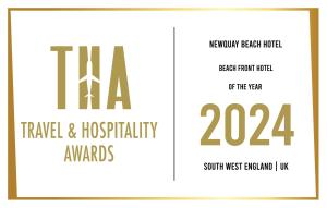 紐基的住宿－OYO Newquay Beach Hotel，两张印制海报,上面写有"旅行"和"招待奖"