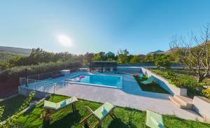 Bazén v ubytování Villa Eleona with private pool and garden nebo v jeho okolí