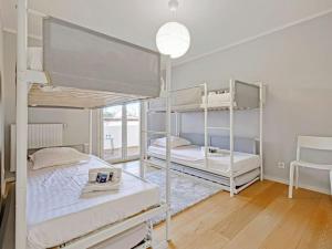 um quarto com 2 beliches e uma janela em Premium rental with parking, 750m from the ocean em Seignosse