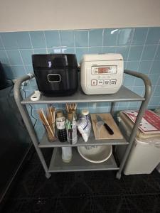 a shelf with a toaster and a toaster on it at 高島市安曇川町琵琶湖徒歩3分エクシブ 高島 近くBbQ自転車無料貸出 in Takashima