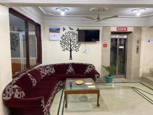 un soggiorno con divano e tavolo di Hotel City Plaza, Srinagar a Srinagar
