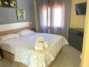 a hotel room with a bed with towels on it at Estudios privados en villa con piscina privada in Els Poblets