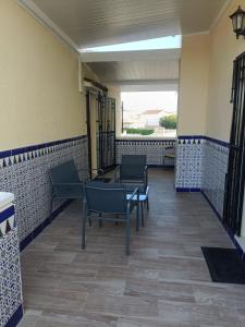 Balkonas arba terasa apgyvendinimo įstaigoje Estudios privados en villa con piscina privada