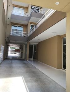 une chambre vide avec 2 balcons dans un bâtiment dans l'établissement DEPARTAMENTO - Excelente ubicación y Comodidad 3B, à San Nicolás de los Arroyos