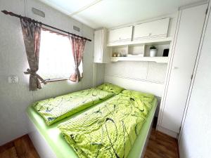 Posto letto in una piccola camera con finestra di Mobilheim Josefína - Výrovická přehrada a Výrovice