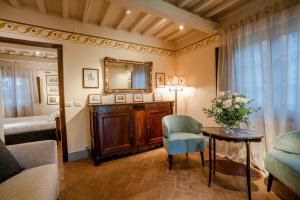ein Wohnzimmer mit einem Stuhl und einem Tisch in der Unterkunft Equo Suites in Petrignano sul Lago