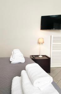 A bed or beds in a room at EASYROOMS ONE