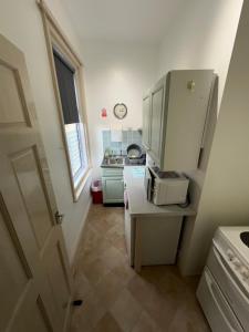 Ένα μπάνιο στο Palm Springs Apartments