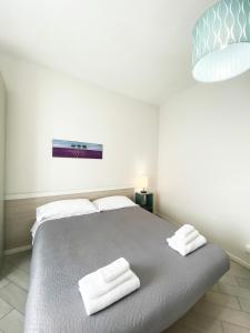 A bed or beds in a room at EASYROOMS ONE