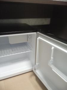 um frigorífico branco vazio com a porta aberta em Nuñez Tomelloso em Tomelloso