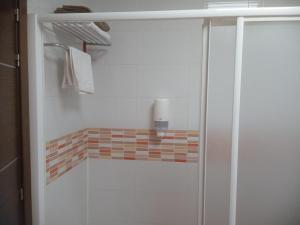 baño con ducha y puerta de cristal en Nuñez Tomelloso, en Tomelloso